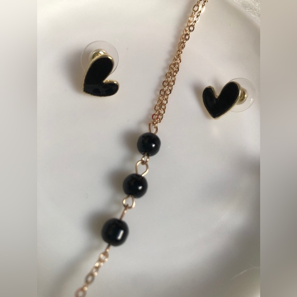 Faux gold/black beaded necklace & heart earrings - Picture 3 of 5
